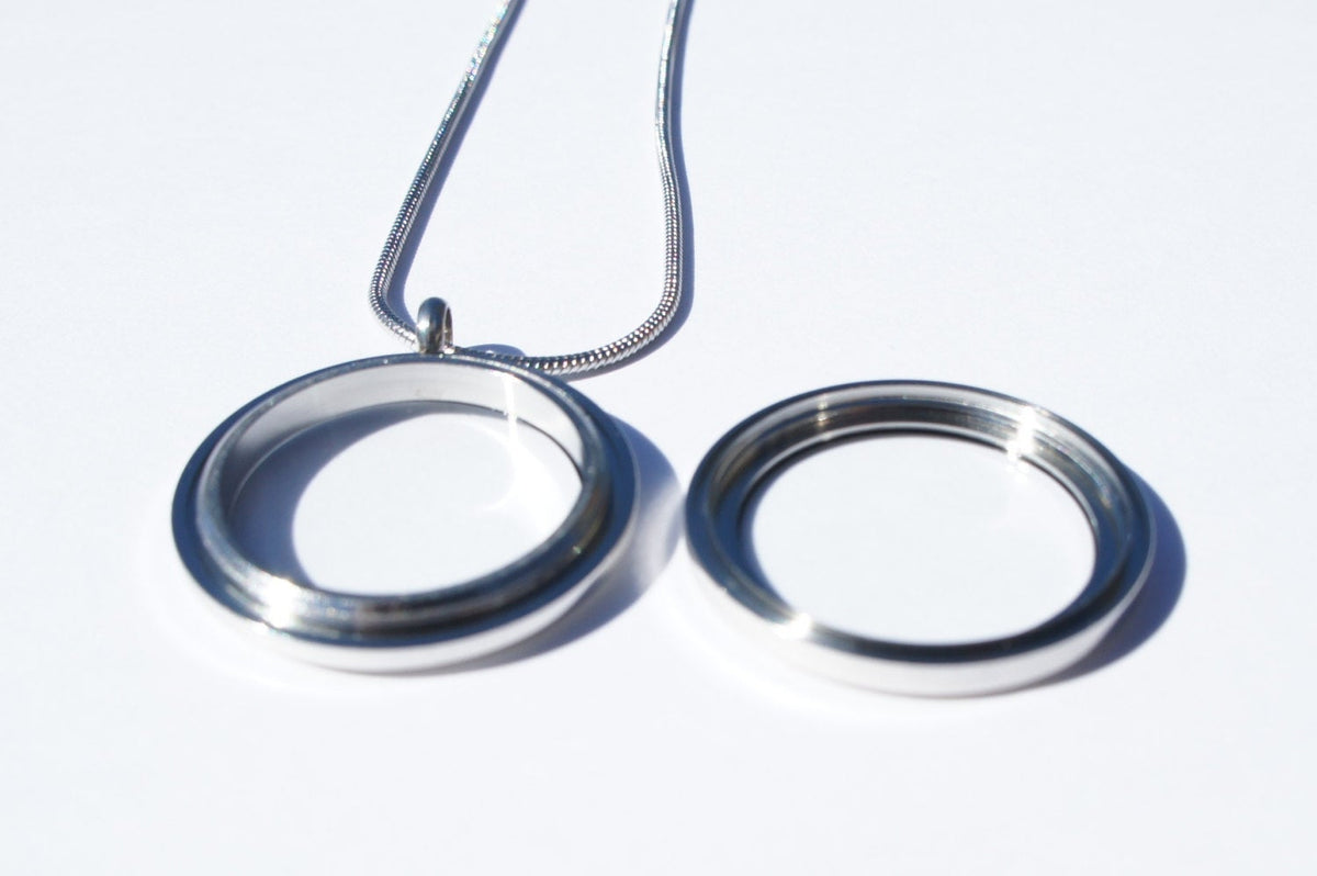 Floating locket, detail view