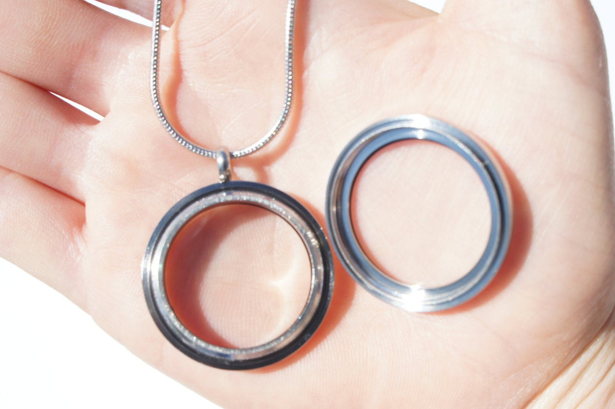 Floating locket, additional view
