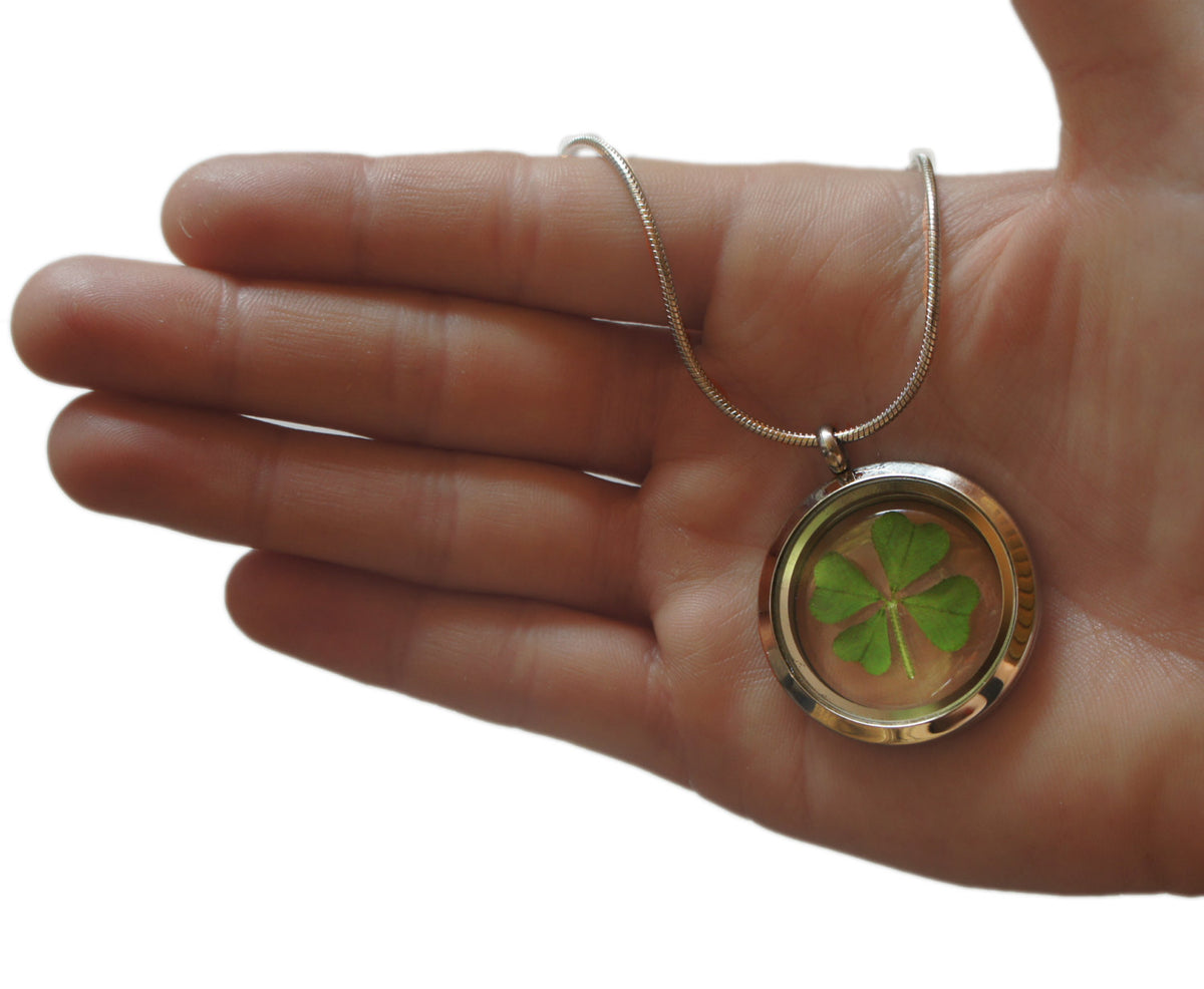 Four leaf clover necklace, detail view