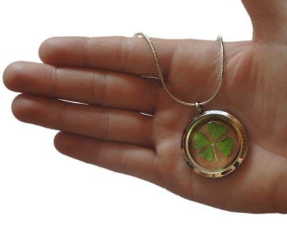 Four leaf clover necklace, detail view